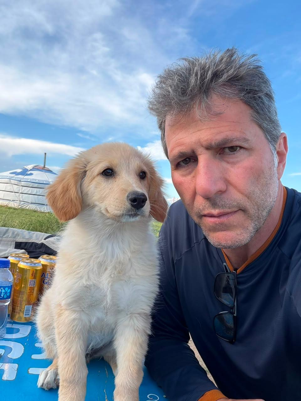 Robert Nahas com seus cães de serviço