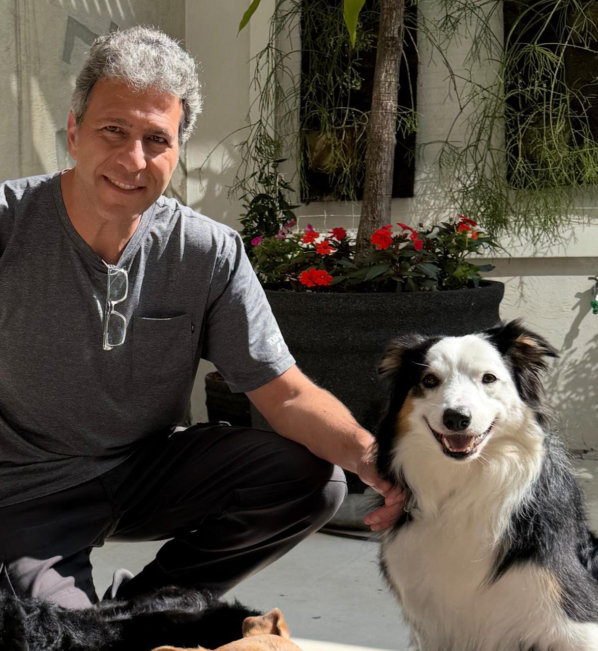 Robert Nahas com seus cães de serviço